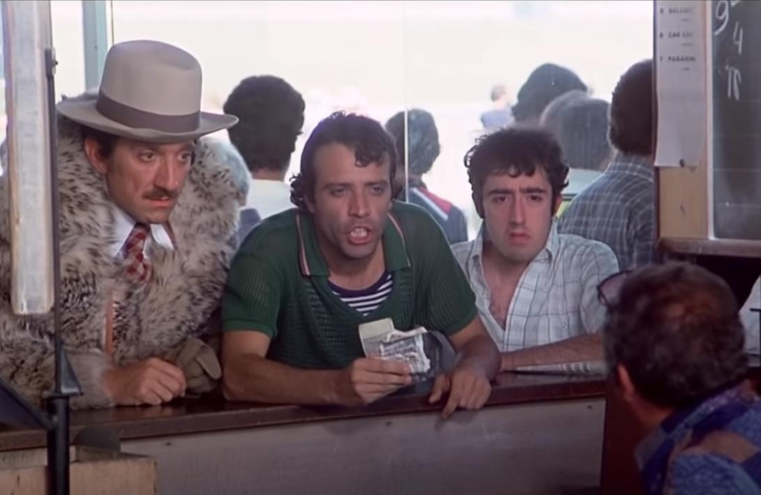 Gigi Proietti ed Enrico Montesano scommettono su King, Soldatino e D'Artagnan all'ippodromo di Roma. Scena dal film "Febbre da cavallo"