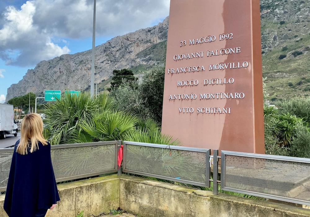 Capaci, 16 gennaio 2023. La presidente del Consiglio Giorgia Meloni davanti alla stele che ricorda le vittime della strage di Capaci. Meloni è andata a Palermo per l'arresto di Matteo Messina Denaro (governo.it - licenza CC-BY-NC-SA 3.0 IT)
