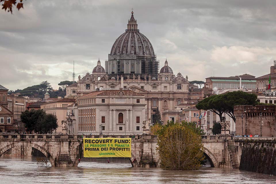 Lo striscione appeso oggi a Roma da Greenpace. Credits: Francesco Alesi