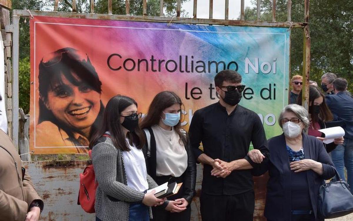 I figli e la madre di Maria Chindamo, durante il sit-it in suo ricordo. 