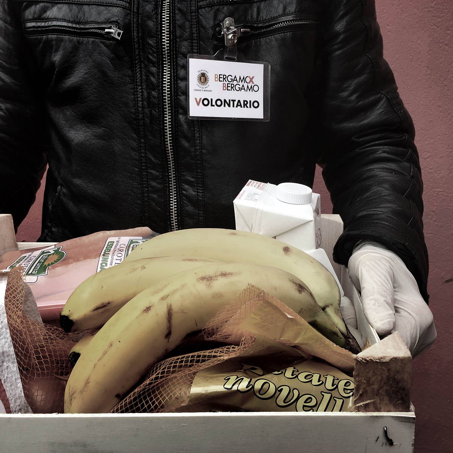 Un volontario di BergamoxBergamo (©Roberto Giussani - Red zone chronicles)