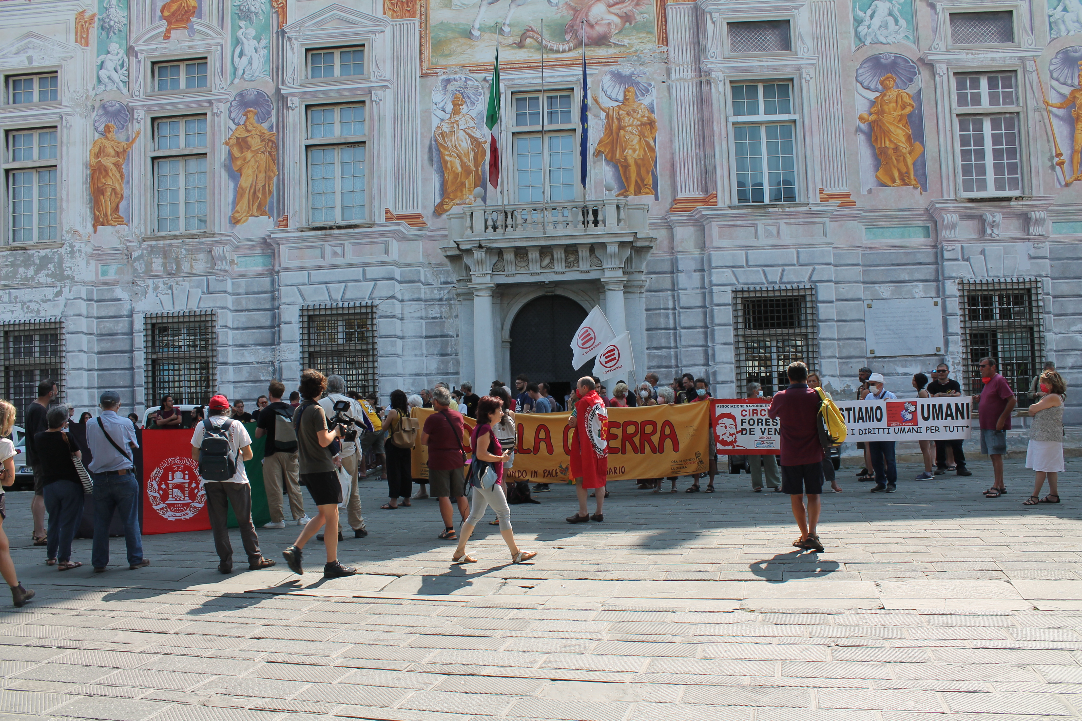Genova, 22 luglio 2021. La protesta dei portuali davanti a palazzo San Giorgio