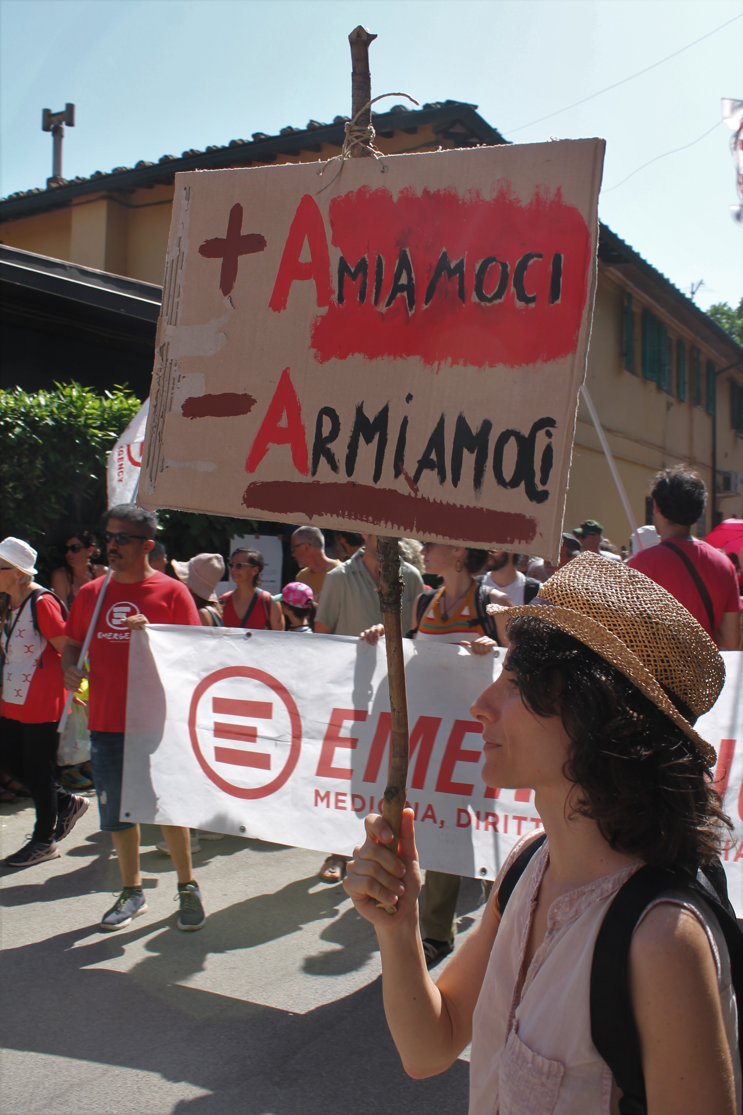 Uno dei cartelli dei manifestanti recita: "+ Amiamoci, - Armiamoci"