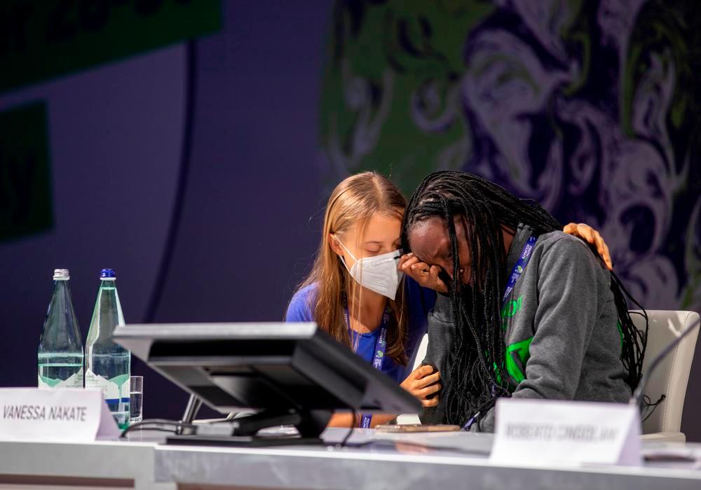 La commozione dell'attivista ugandese Vanessa Nakate, dopo il suo intervento, e l'abbraccio di Greta Thunberg
