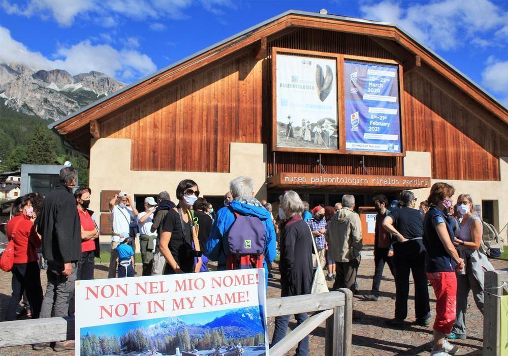 La manifestazione davanti alla sede della Fondazione Cortina 2021 (Dalrì)