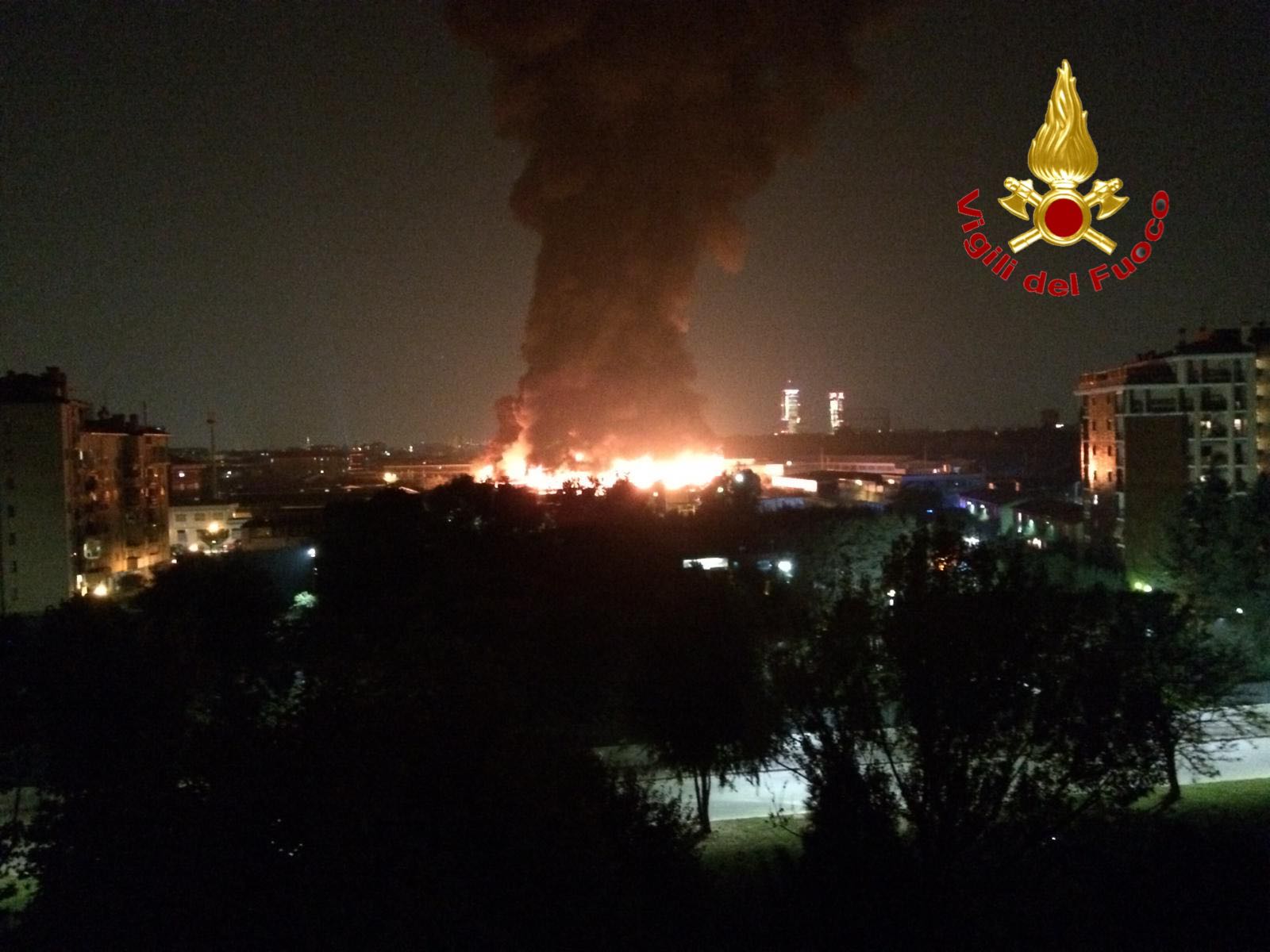 Una foto dell'incendio all'impianto di rifiuti di via Chiasserini a Milano del 14 ottobre 2018