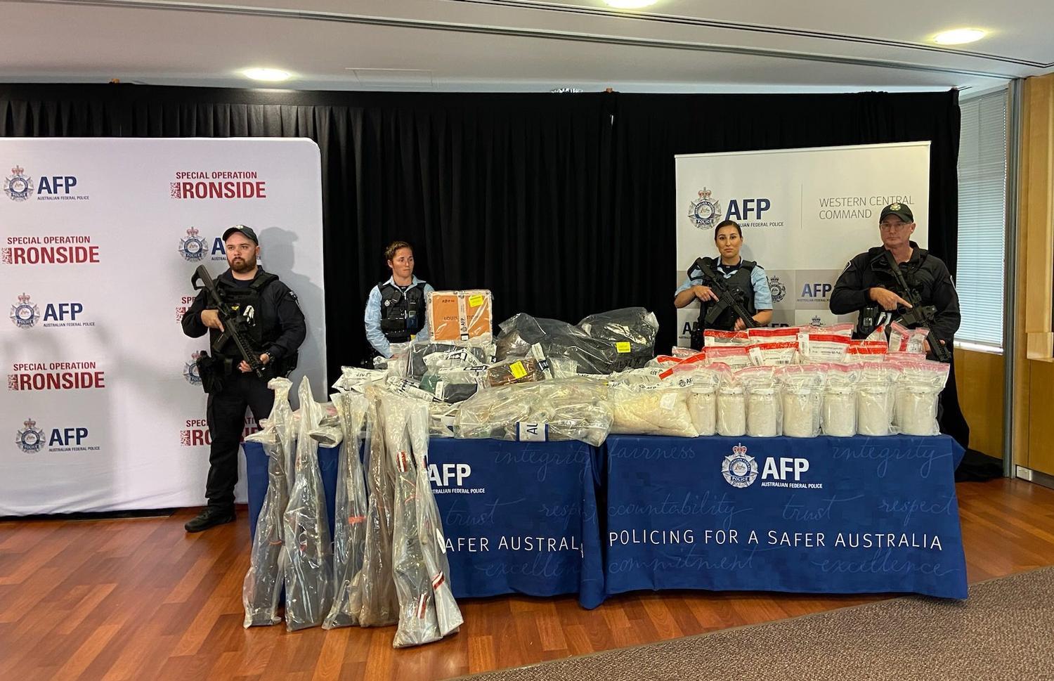 Armi, droghe e alcuni oggetti di lusso sequestrati dalle forze di polizia australiane nel corso dell'operazione Ironside (Foto Australian federal police)