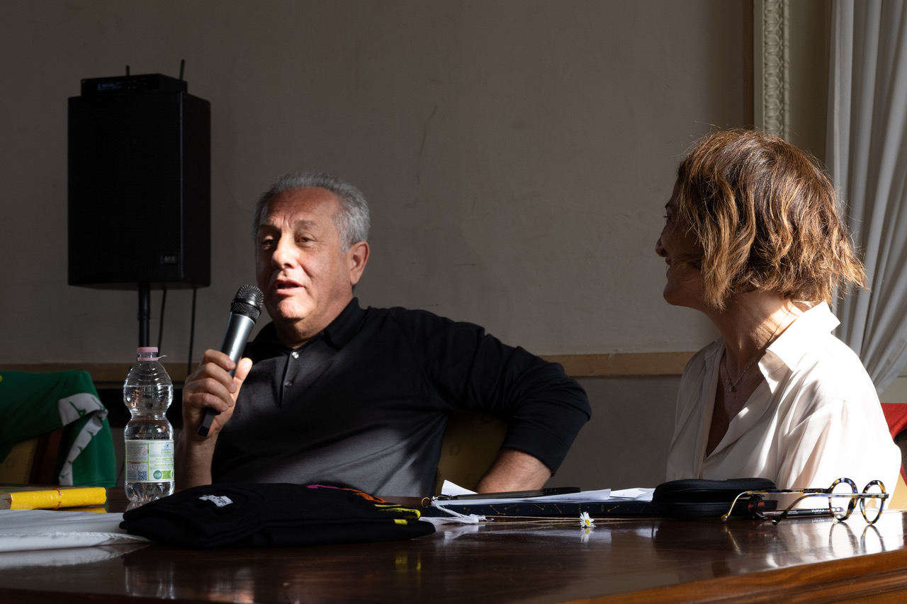 Da sinistra, Julio Velasco e Lucilla Andreucci durante l'incontro del 21 marzo 2023 a Milano