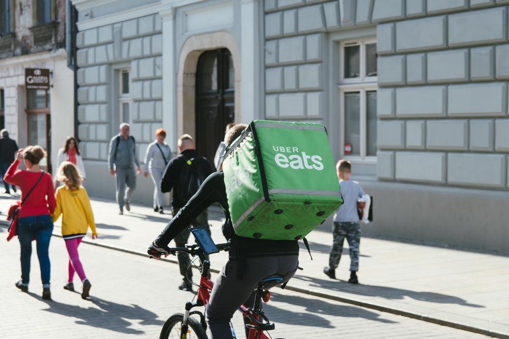 Un rider di Uber Eat (Foto di Kai Pilger/Unsplash)