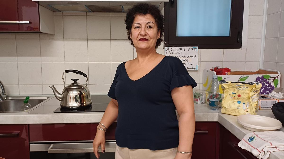 Dopo lo sfratto, Khadija ha vissuto per cinque anni sotto i portici di via Nizza, a Torino. Dal 2023 ha trovato un appartamento grazie alla cooperativa Frassati e ha potuto ricominciare a lavorare