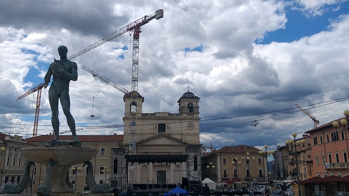 Le gru svettano sul centro storico de L'Aquila