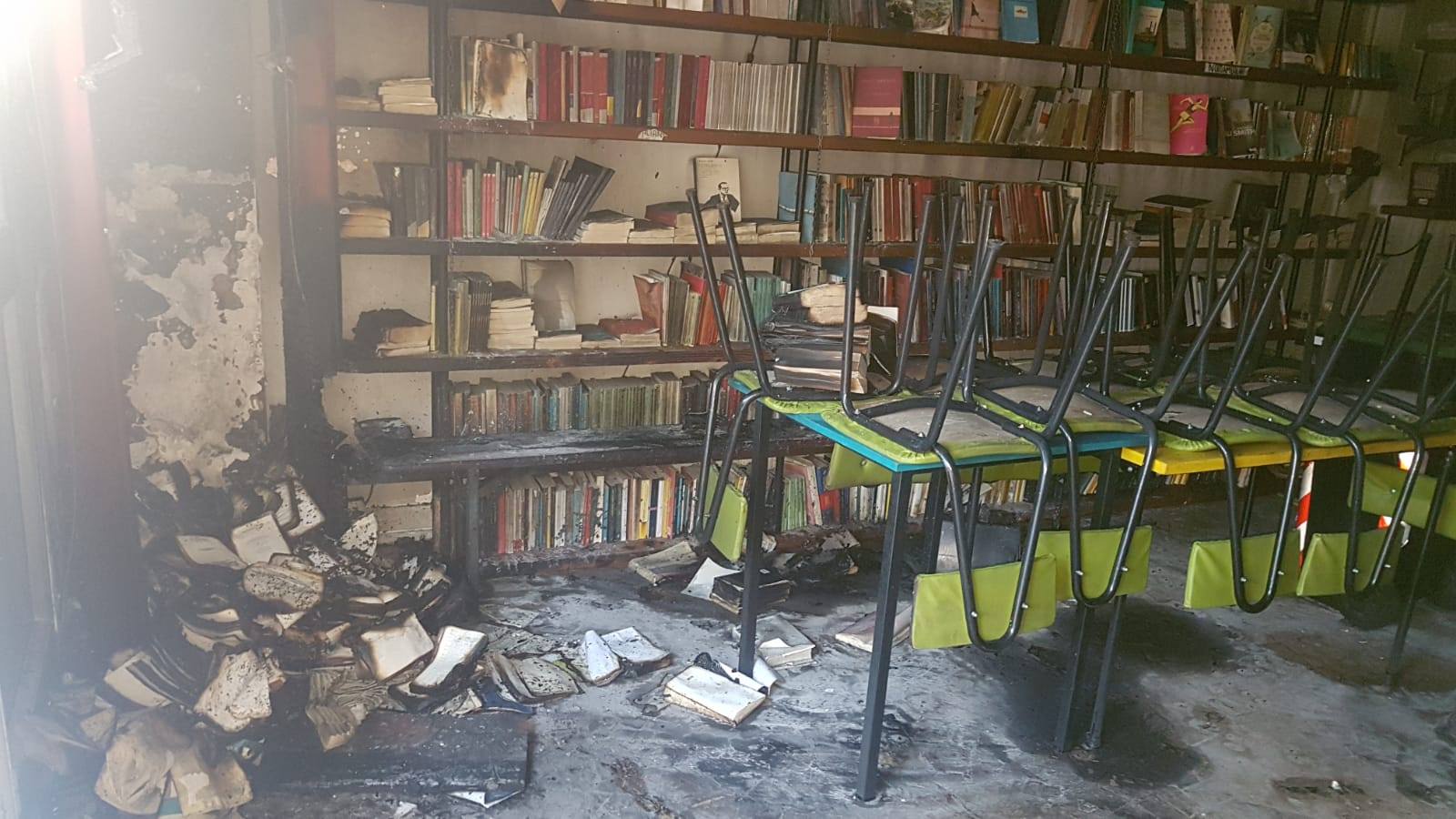 I locali della Pecora elettrica dopo l'incendio del 25 aprile 2019 (Facebook)