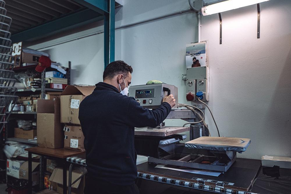 Torino, 31 marzo 2022. Un detenuto al lavoro in un laboratorio all'interno del carcere Lorusso e Cutugno, nel quartiere Vallette. Foto di Marco Panzarella