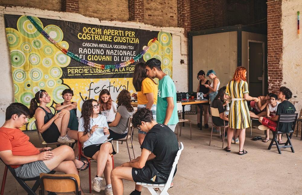 Cascina Arzilla, Volvera (To), 25 luglio 2024. lavialibera ha parlato di informazione con le ragazze e i ragazzi partecipanti a E!state Liberi!