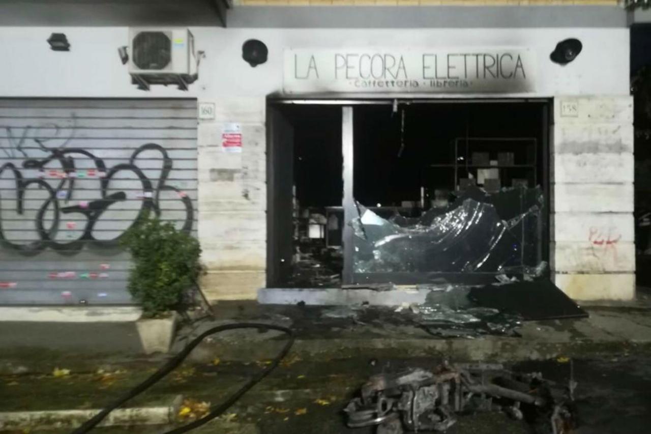 Attentato alla libreria Pecora elettrica