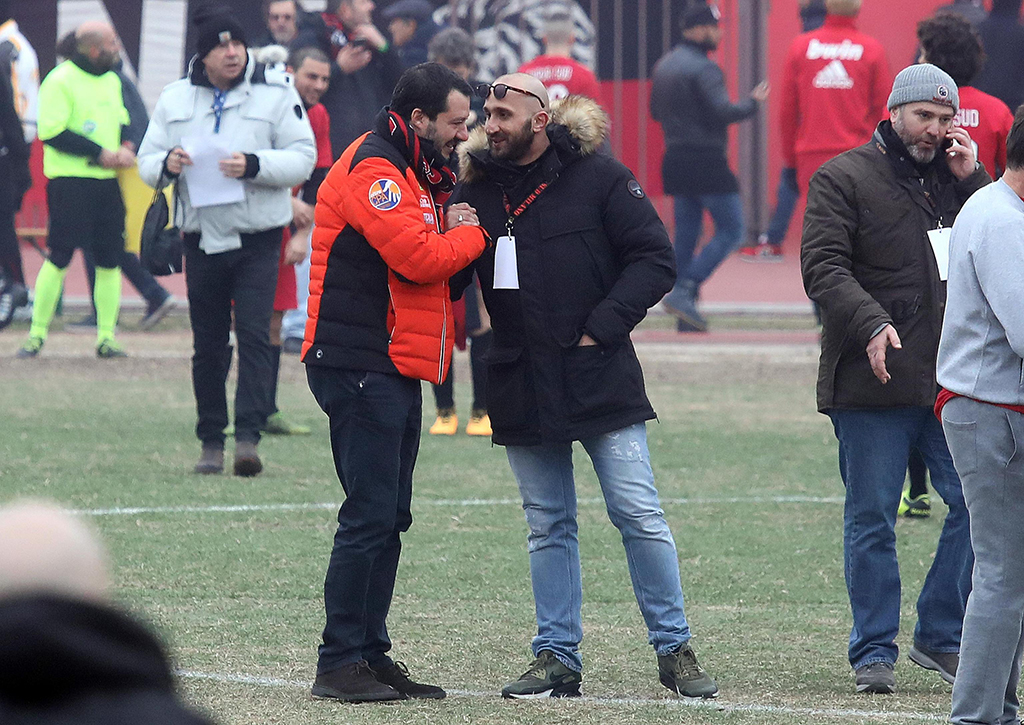 17 dicembre 2018, l'allora ministro dell'Interno Matteo Salvini insieme a Luca Lucci, capo ultras del Milan condannato per lesioni gravissime e spaccio (Matteo Bazzi/Ansa)