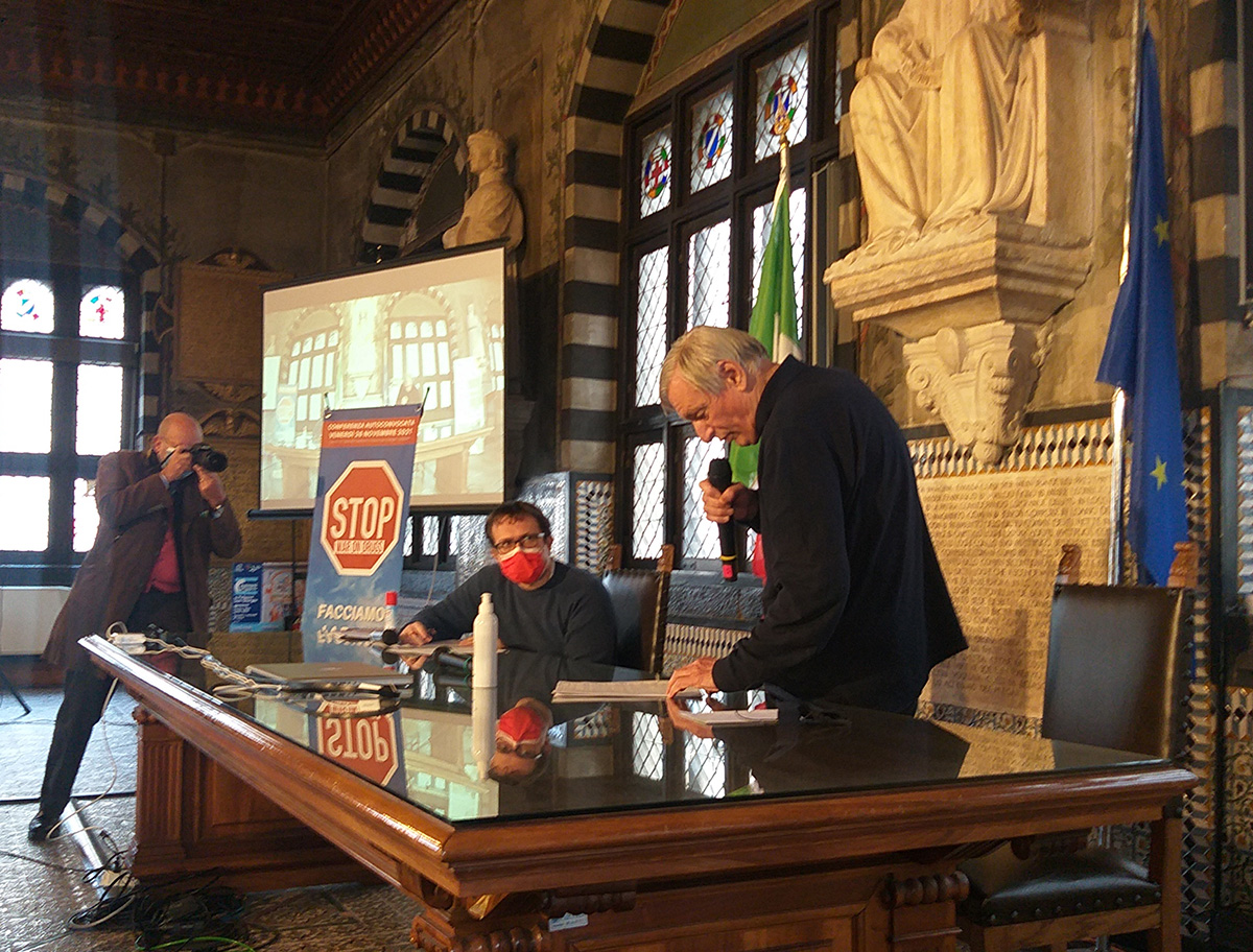 Da sinistra, Domenico Chionetti della Comunità  di San Benedetto al Porto, con Luigi Ciotti del Gruppo Abele e Libera