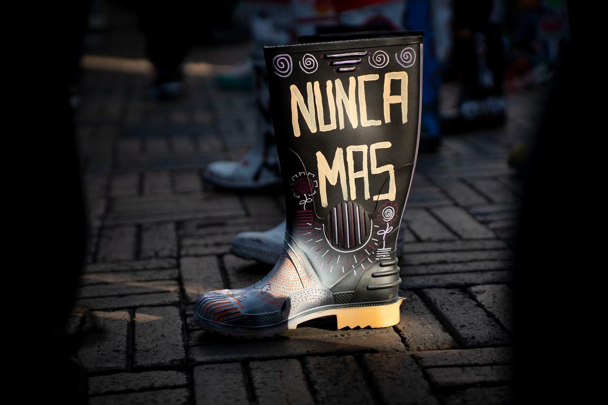 Negli anni le madri dei "falsi positivi", organizzate nell'associazione Mafapo, hanno realizzato performance artistiche negli spazi pubblici per chiedere verità e giustizia per i propri figli. Le "botas" sono gli stivali utilizzati dai militari. Tra il 1998 e il 2014, membri dell'esercito hanno ucciso almeno 6402 persone innocenti, facendole passare per guerriglieri e criminali (Foto concessa da Mafapo)