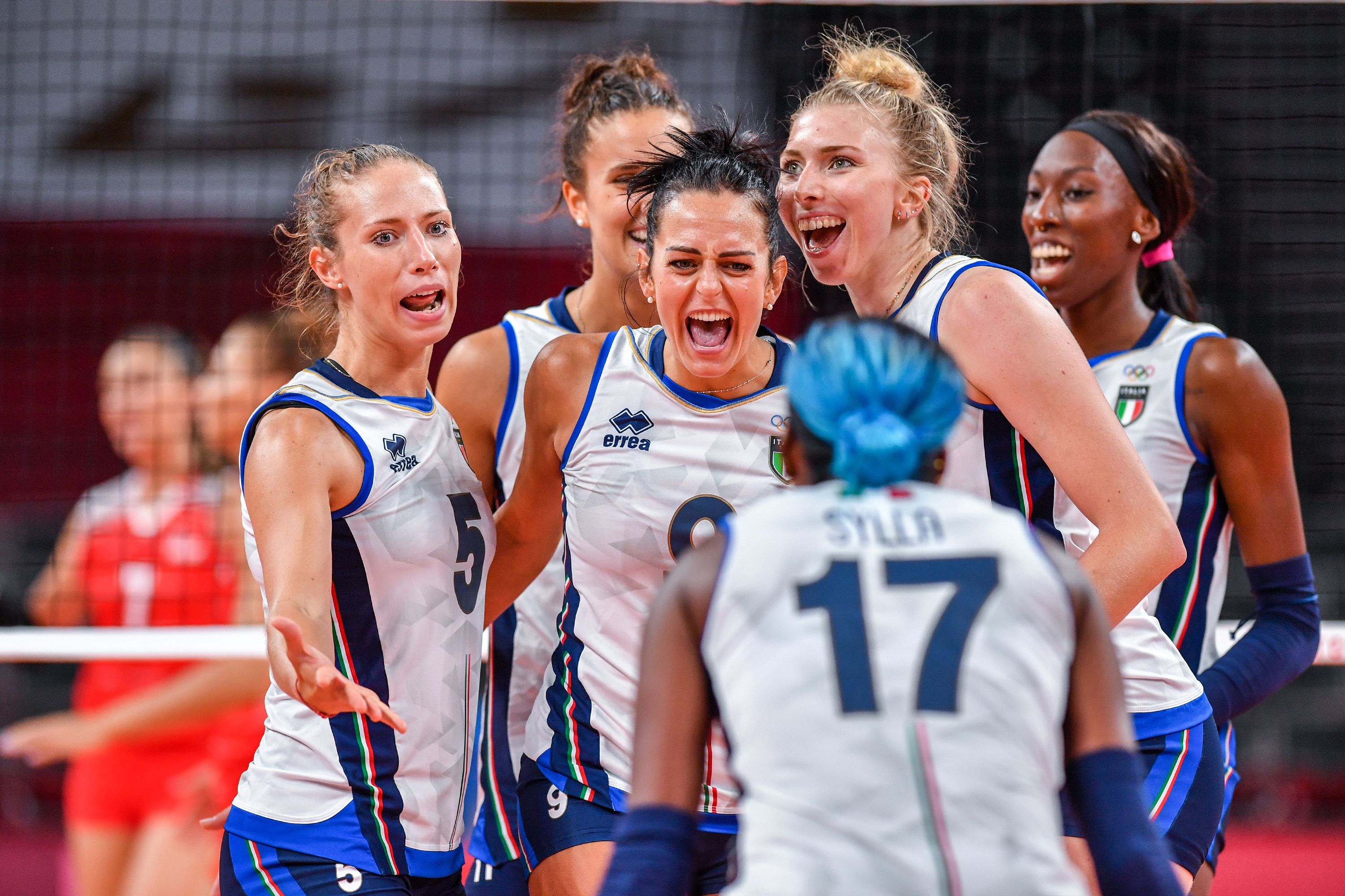 Alcune giocatrici della nazionale di pallavolo. Da sinistra Lia Malinov, Caterina Bosetti, Sarah Fahr e Paola Egonu. Di spalle, Miriam Sylla (Federvolley) 