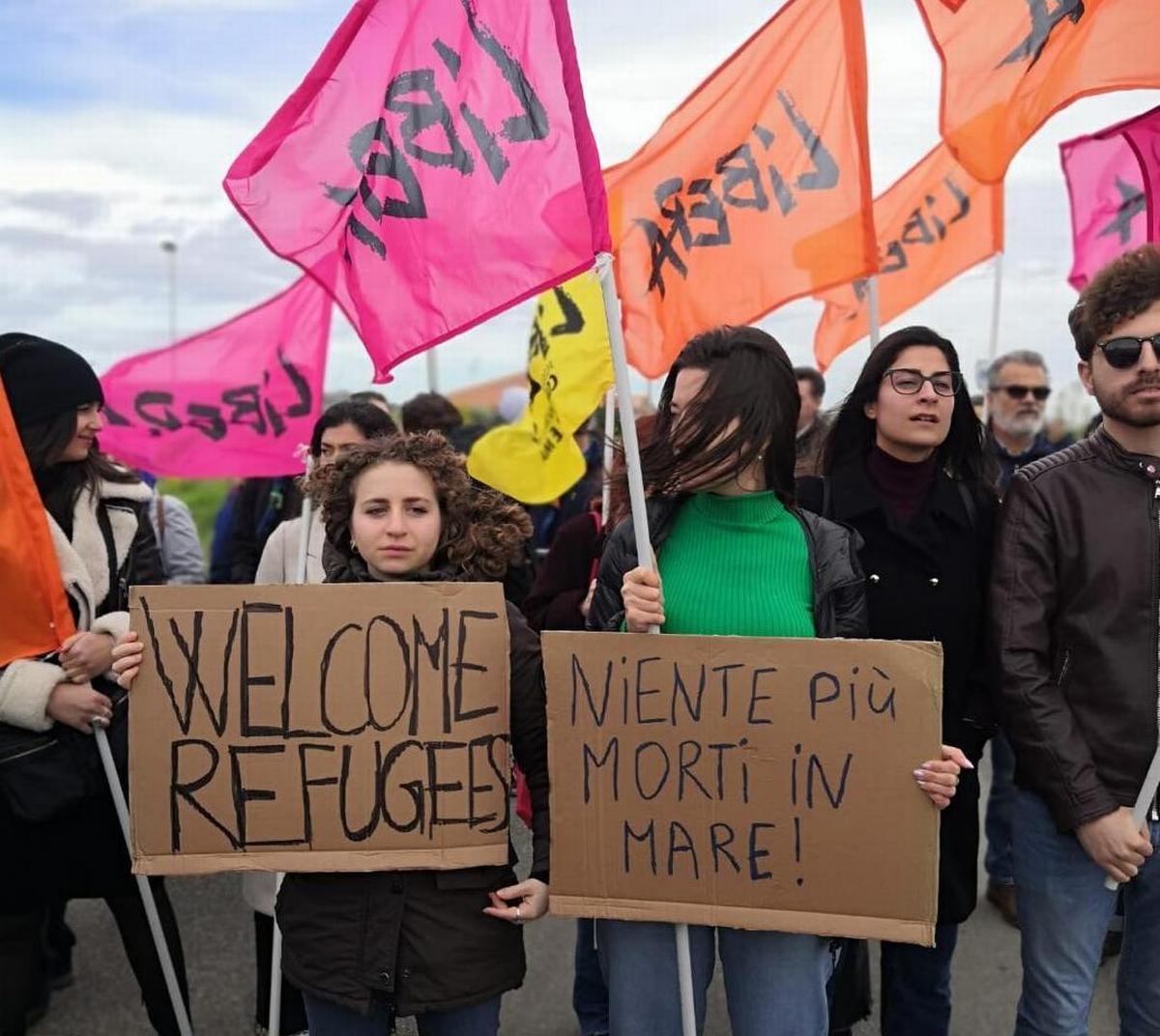 Manifestazione alla spiaggia di Cutro