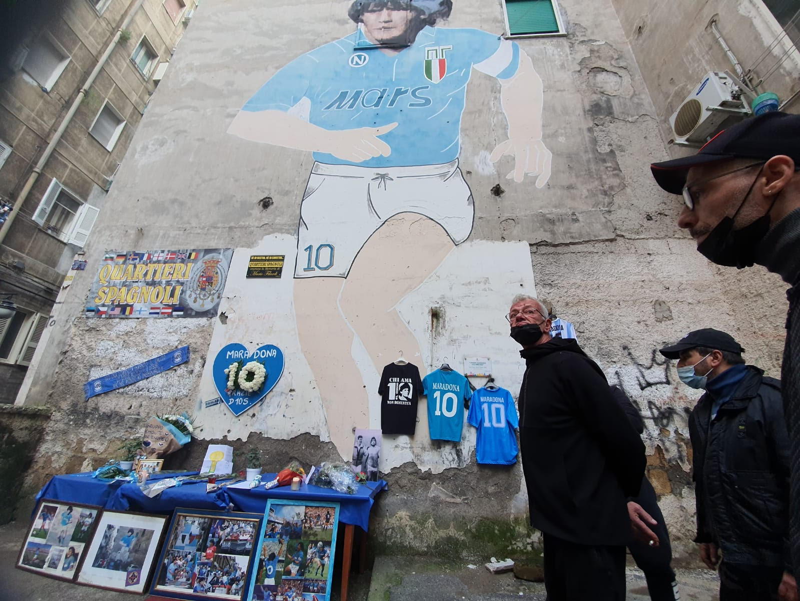 I messaggi di cordoglio davanti al murales di Maradona nei Quartieri spagnoli. Credits: Ciro Pellegrino 