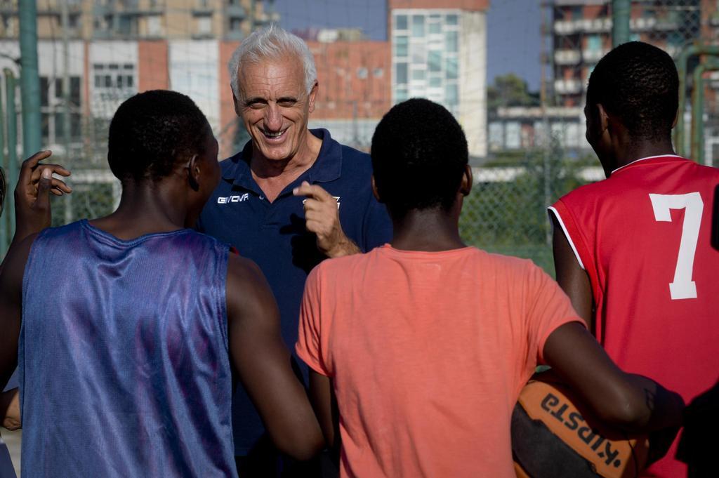 Castel Volturno (Napoli), 17 ottobre 2017. Massimo Antonelli, coach della Tam tam, durante un allenamento nel campo sul lungomare (C. Fusco/Ansa)