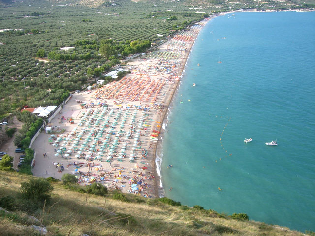 Una veduta su Punta Grugno, spiaggia di Mattinata, in provincia di Foggia (Smeerch/Flikr/CC BY-NC-SA 2.0)