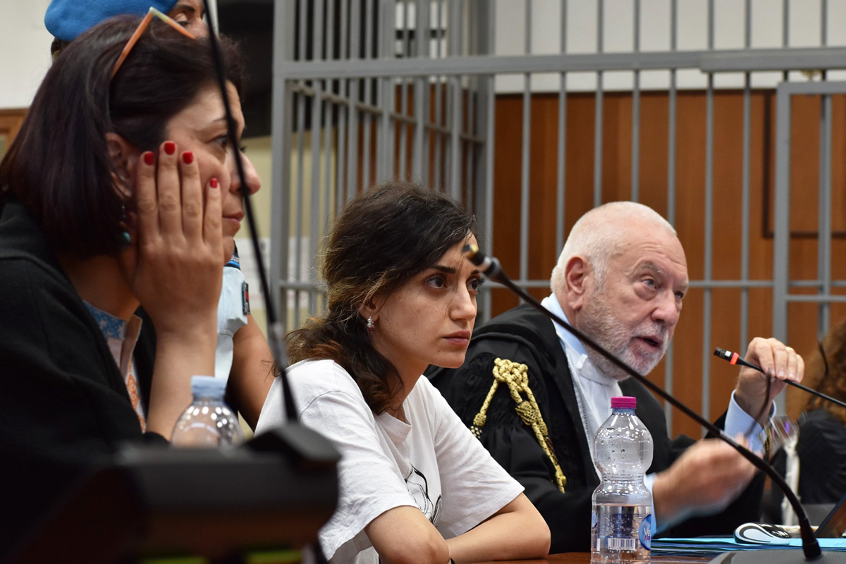 Crotone, 22 ottobre 2024. Da sinistra, la mediatrice Parisa Nazari, l'attivista iraniana Maysoon Majidi e l'avvocato Giancarlo Liberati (Foto di Francesco Donnici)