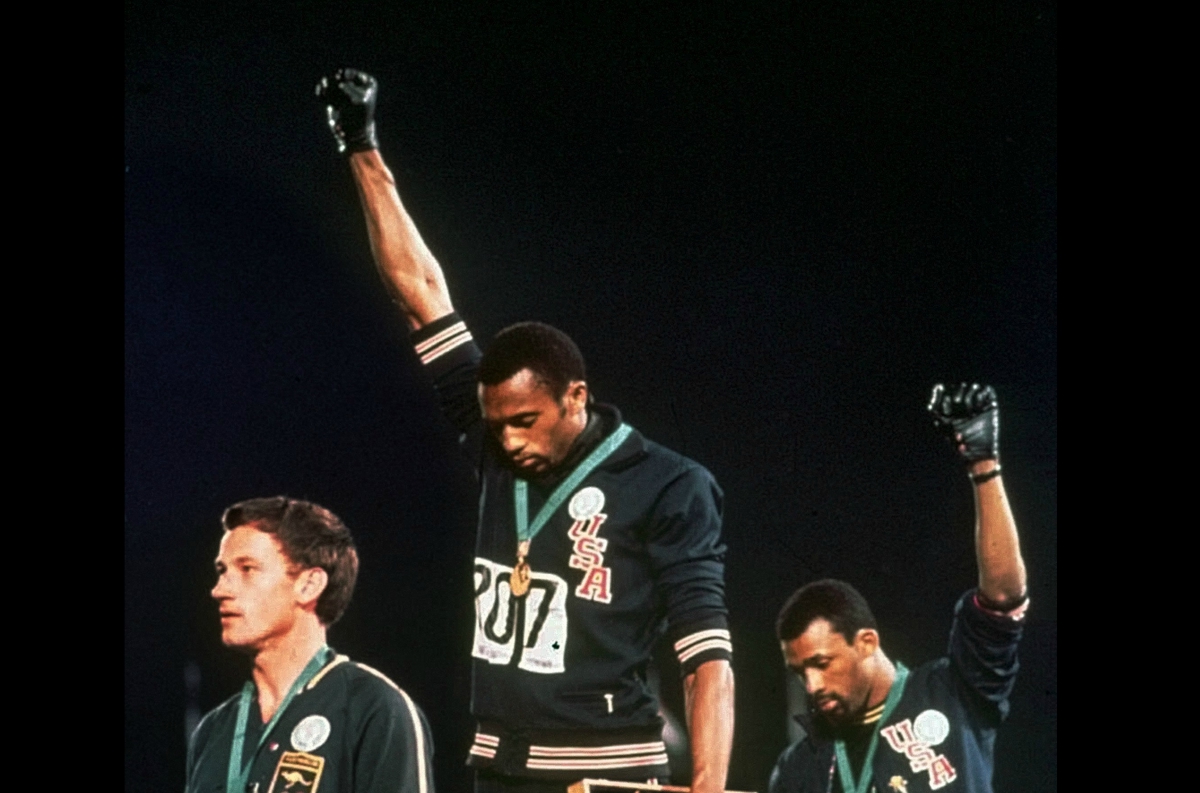 Da sinistra, l'australiano Peter Norman, lo statunitense Tommie Smith e il connazionale John Carlos sul podio di Città del Messico nel 1968 (Lapresse)