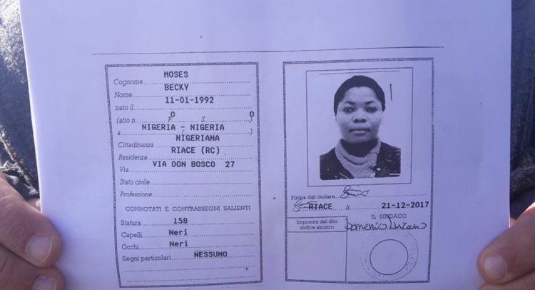 La carta d'identità di Becky Moses, allontanata dal paese e morta qualche tempo dopo tra le fiamme del ghetto di San Ferdinando