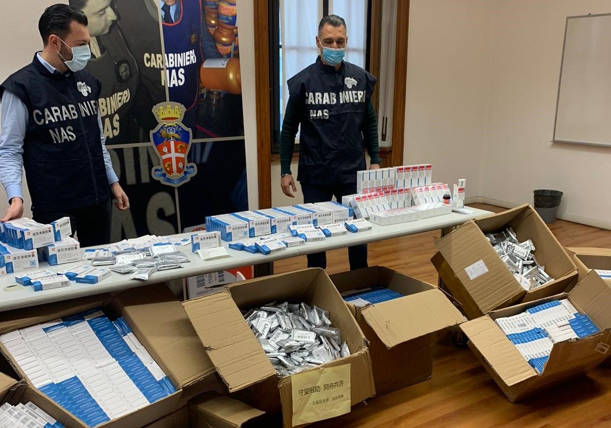 I carabinieri del Nas di Milano con le scatole di farmaci cinesi usati contro il Covid e sequestrati da loro (Foto Carabinieri)