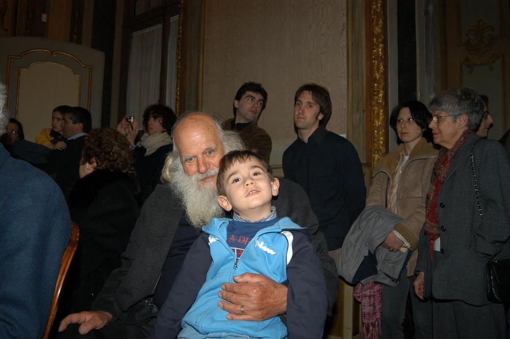 Torino, marzo 2006. Nino Morana Agostino in braccio al nonno Vincenzo Agostino, padre dell'agente di polizia Nino, ucciso insieme alla moglie Ida Castelluccio il 5 agosto 1989