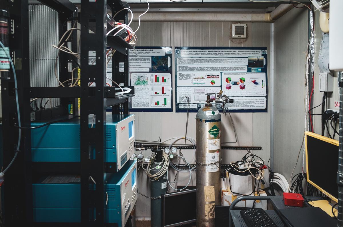 Alcuni macchinari all'interno dell'osservatorio climatico intitolato a Rita Atria. Foto: P. Valenti