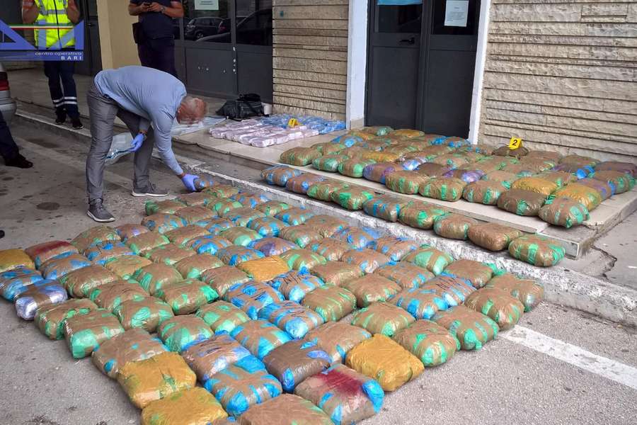 Alcuni pacchi di droga dall'Albania sequestrata dalla Direzione investigativa antimafia