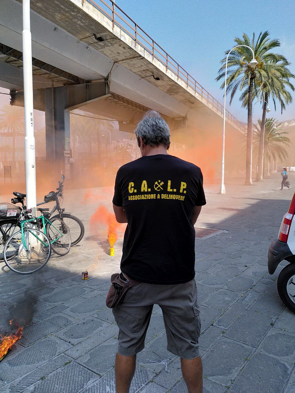 Le magliette del Collettivo autonomo lavoratori portuali contro l'inchiesta per associazione a delinquere nei confronti di sette portuali