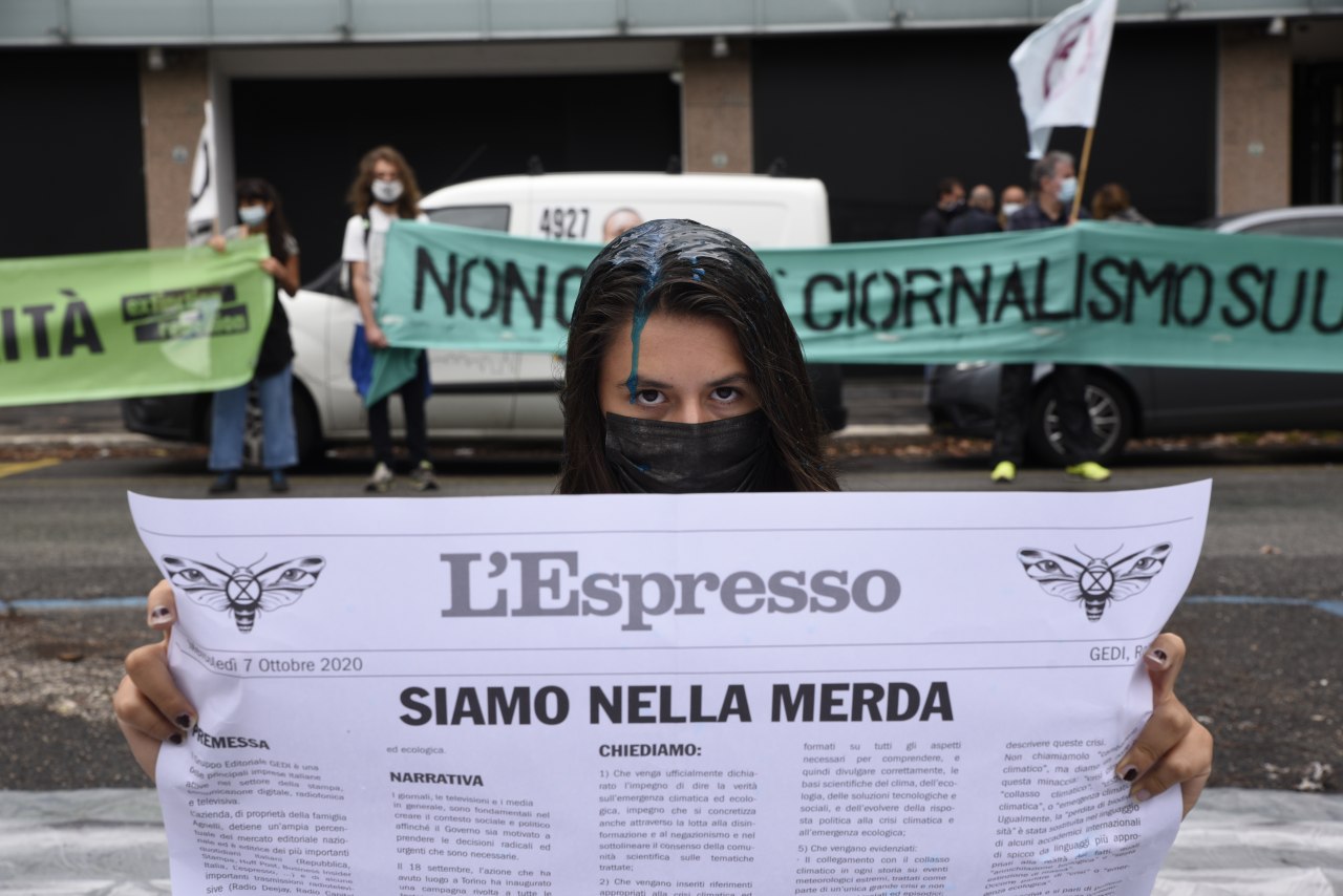 L'azione di green e bluewashing di Xr davanti alla sede del gruppo Gedi a Roma