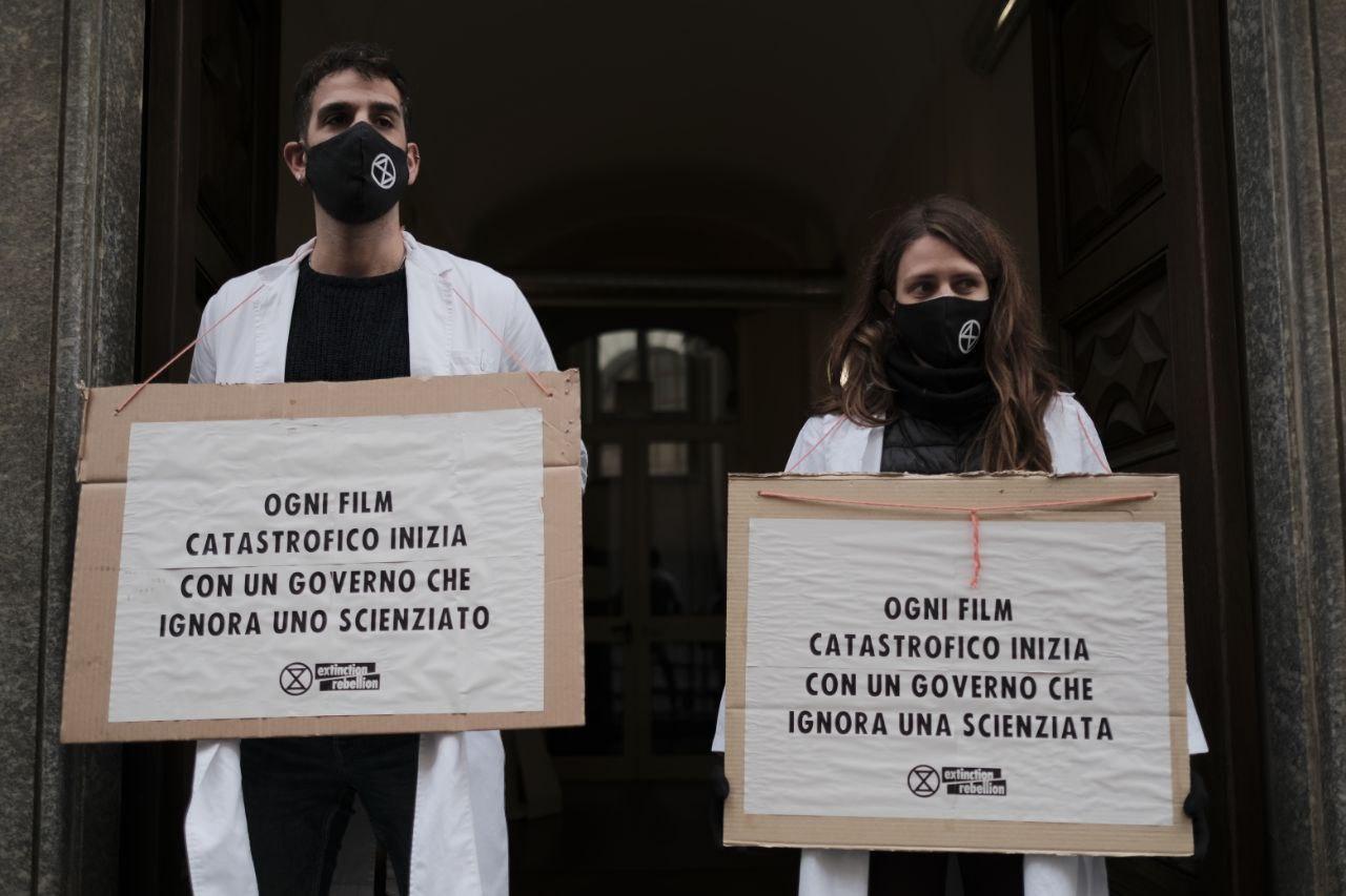 Due attivisti di Scientist Rebellion durante una manifestazione del 16 febbraio 2022 (Foto Extinction rebellion)