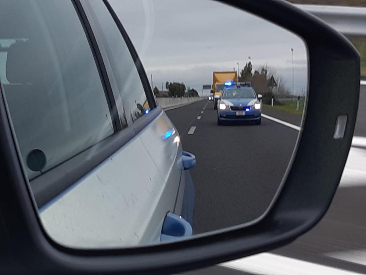 Le auto della polizia scortano un carico di vaccini (Foto - Polizia di Stato)