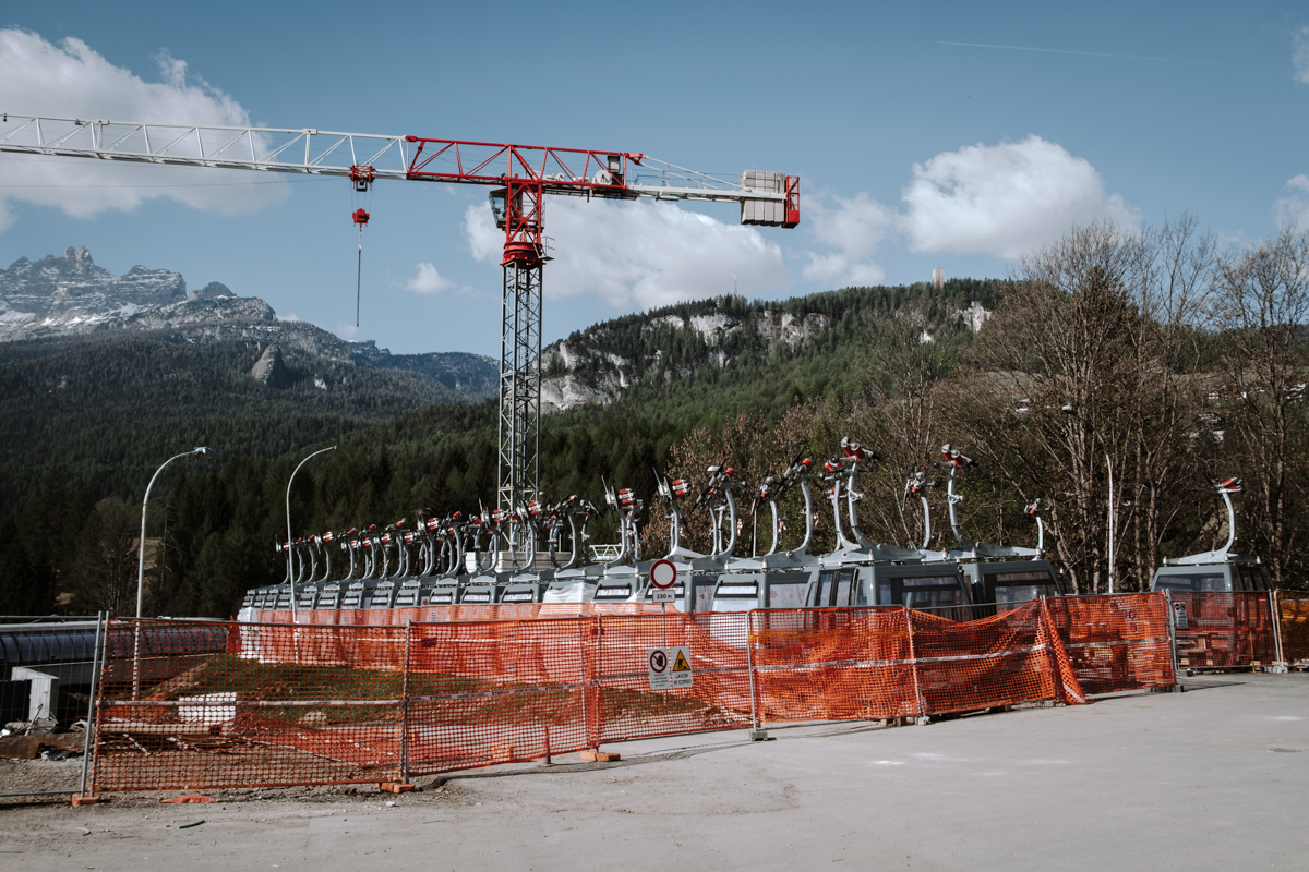 Cortina, le cabine dell'impianto a fune Apollonio-Socrepes, non ancora realizzato. Foto di P. Valenti