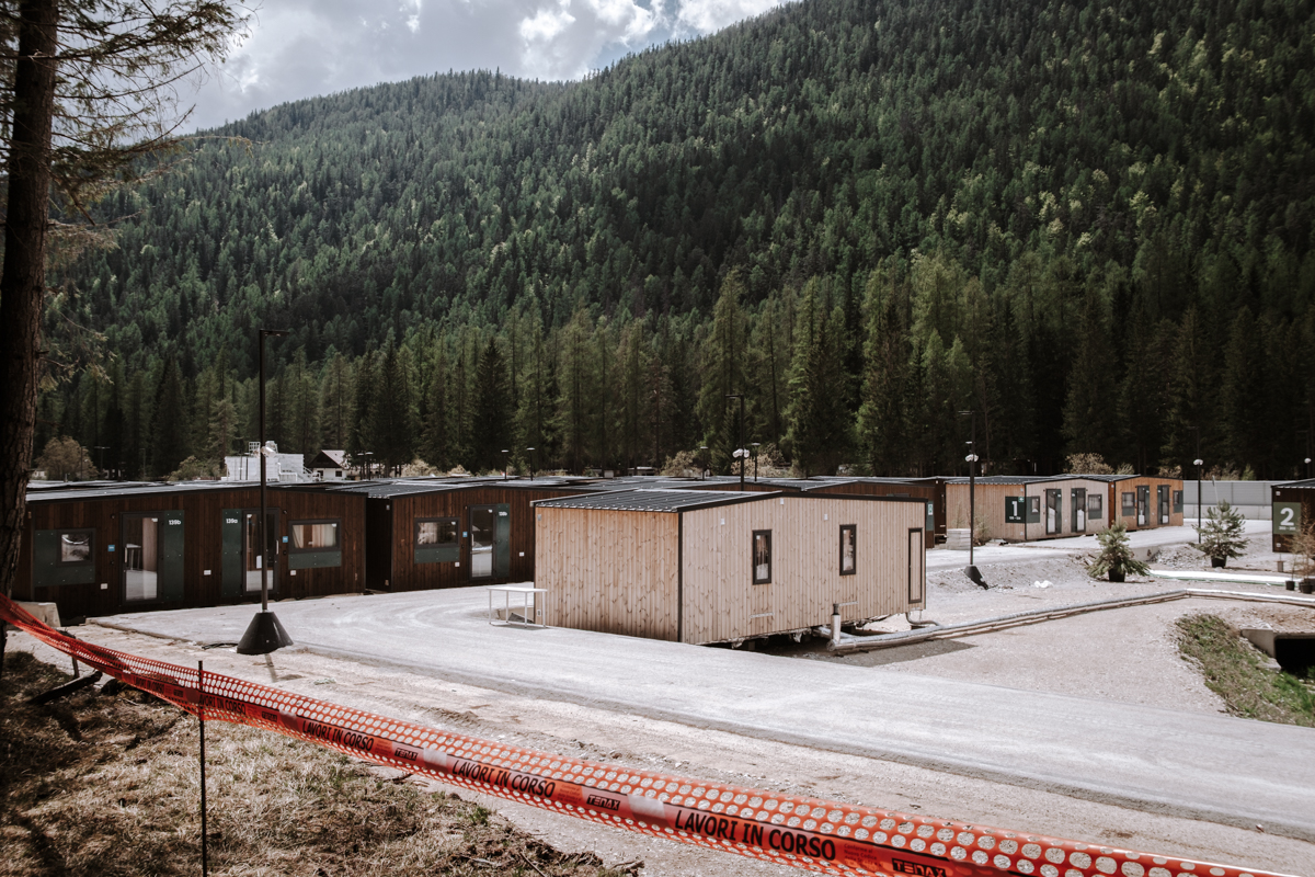A Fiames, frazione di Cortina, procedono i lavori per lo smontaggio del villaggio olimpico. Foto di P. Valenti