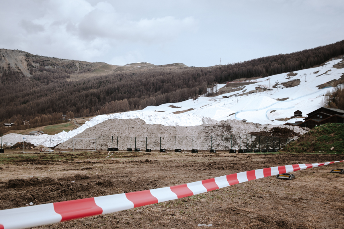 Cumuli di neve artificiale in fondo alle piste a Livigno. Foto di P. Valenti