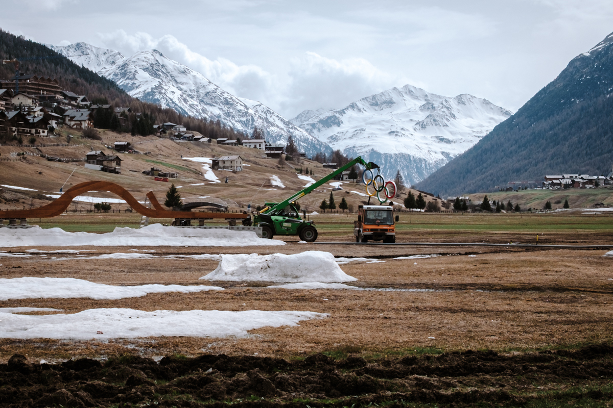 A Livigno, una ruspa porta via i cinque cerchi olimpici. Foto di P. Valenti