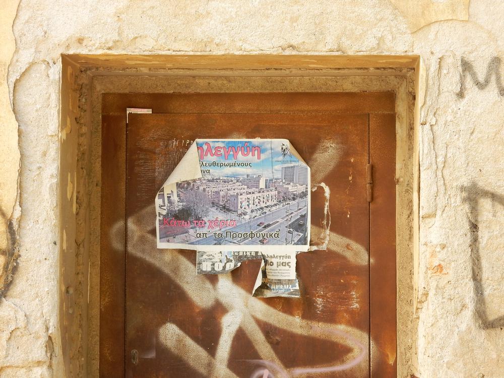Atene (Grecia), 16 giugno 2020. "Solidarietà con gli spazi liberati. Giù le mani dai rifugiati". Un manifesto a sostegno dei progetti abitativi a Prosfygika (Julia Tulke/Flickr)