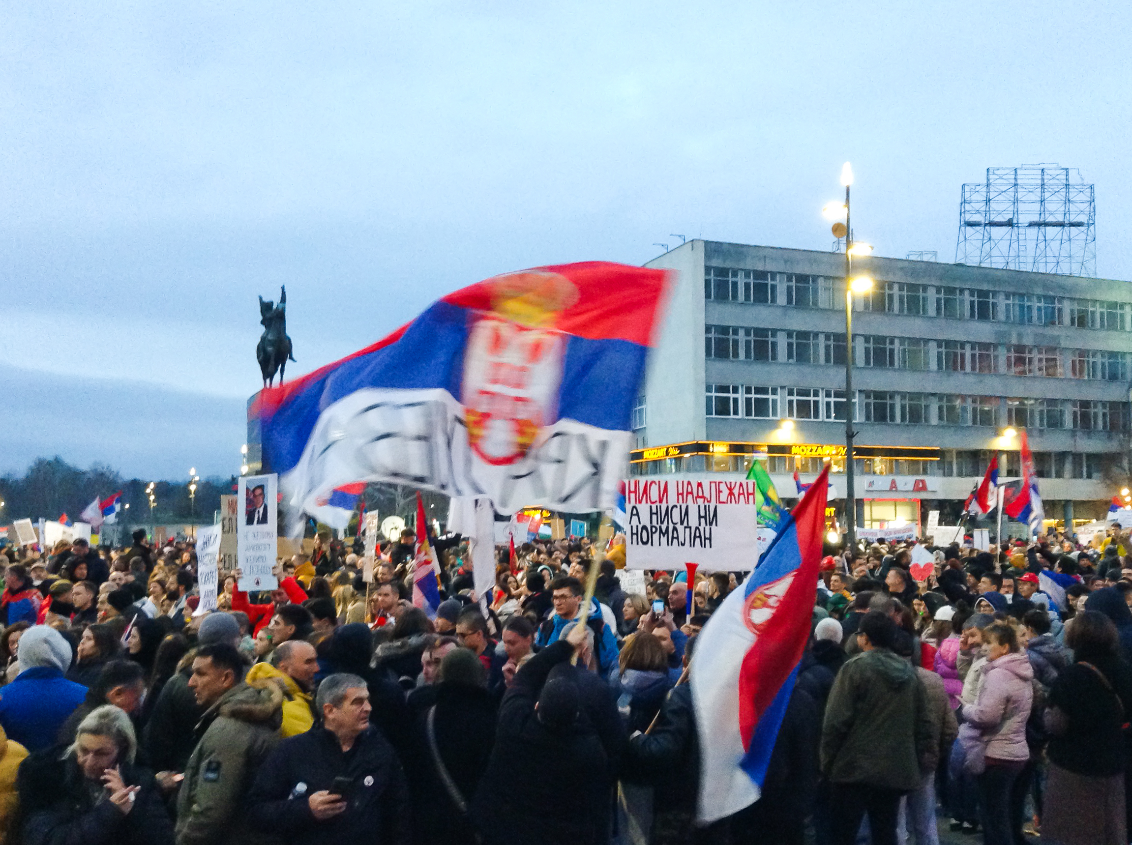 Niš (Serbia), 1° marzo 2025. Una delle manifestazioni della protesta cominciata dopo il crollo della tettoia della stazione ferroviaria di Novi Sad (Emilija Knezevic/Wikimedia Commons)