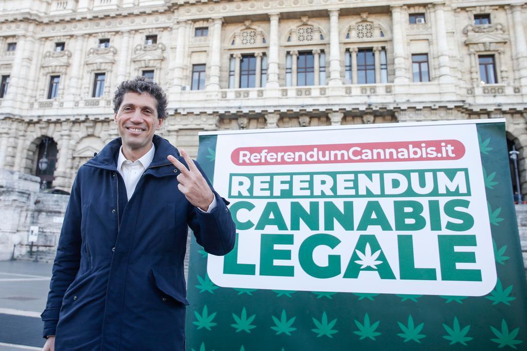 Roma, 28 ottobre 2021. Riccardo Magi durante la consegna in Cassazione delle firme per il referendum per la Cannabis Legale (Fabio Frustaci/Ansa)
