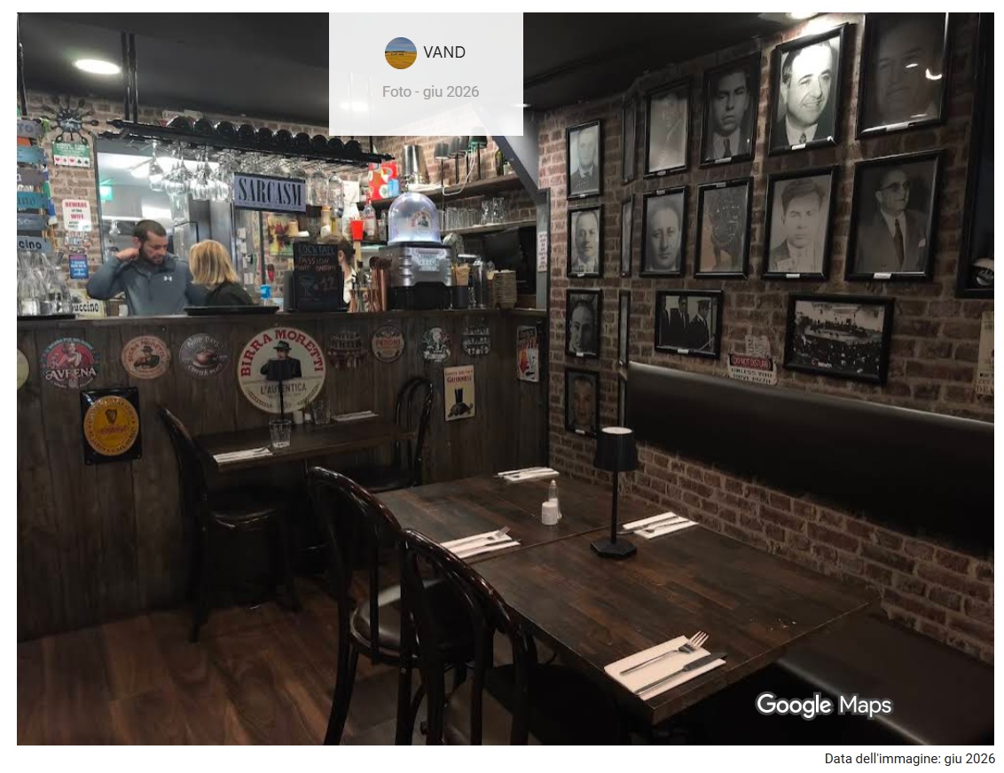 Le foto dei boss mafiosi sulla pareti del ristorante "La cosa nostra" a Dublino (Da Google)