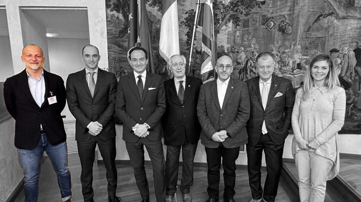 A sinistra, Roberto Fantini insieme ai componenti dell'Orecol, al presidente della Regione Alberto Cirio (terzo da sinistra) e al presidente del consiglio regionale Stefano Allasia (terzo da destra)