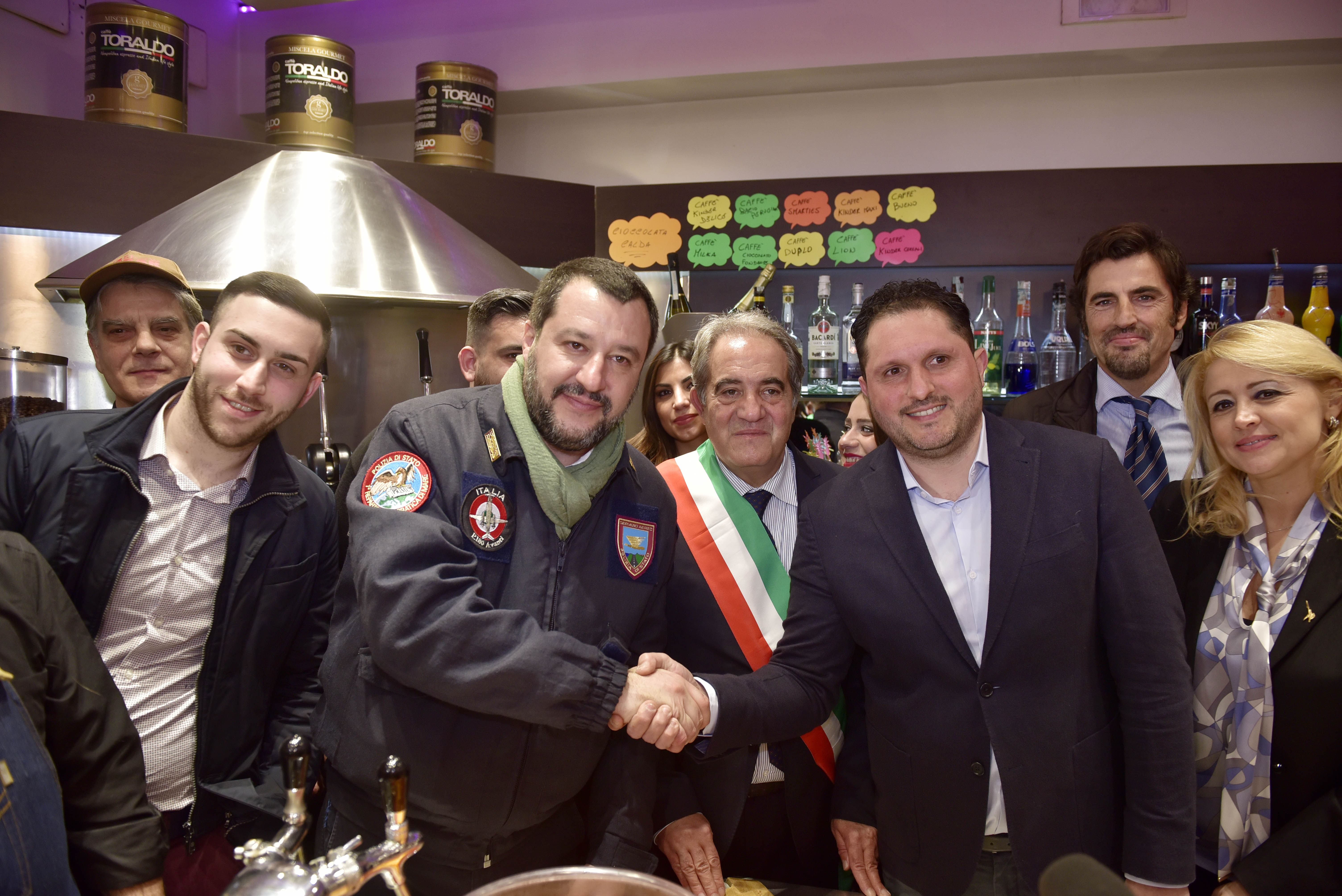L'ex ministro dell'Interno Salvini con il sindaco di Afragola Claudio Grillo in uno degli esercizi commerciali obiettivo delle intimidazioni 