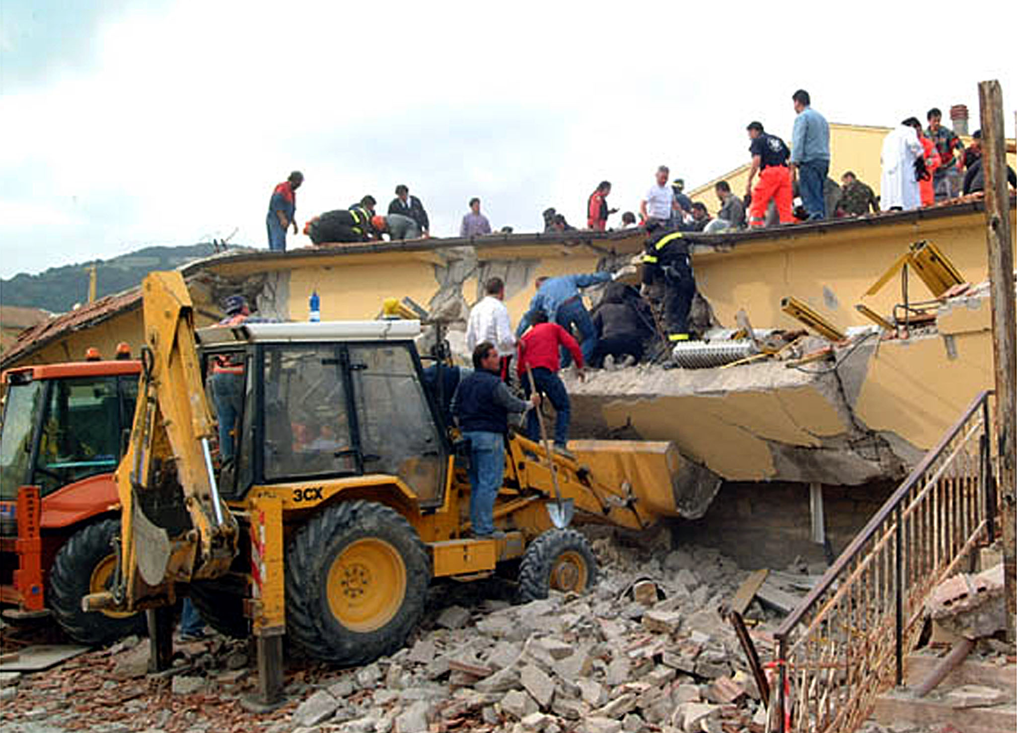 San Giuliano di Puglia (Cb), 31 ottobre 2002. I soccorritori rimuovono le macerie della scuola di San Giuliano di Puglia. F. Cautillo/Ansa