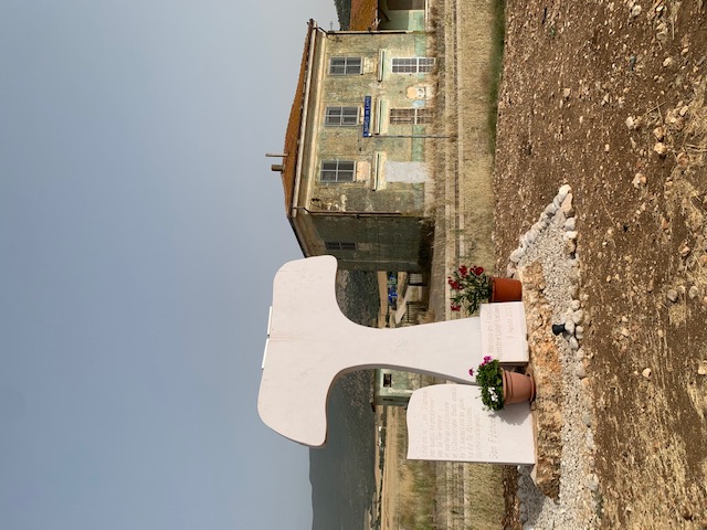Il tau francescano in memoria della strage dei fratelli Luciani davanti alla vecchia stazione di San Marco in Lamis